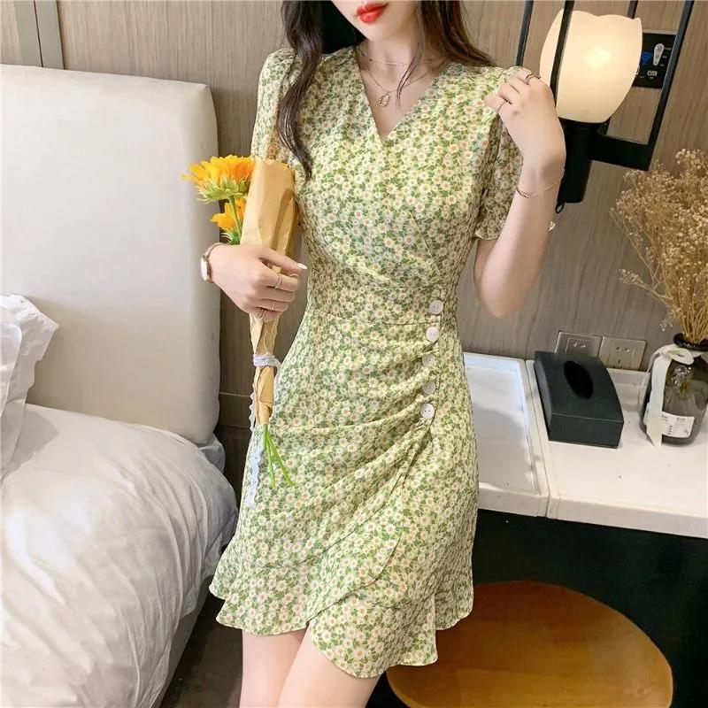 碎花連衣裙女2024新款v領高腰顯瘦泡泡袖設計感法式小個子短裙子