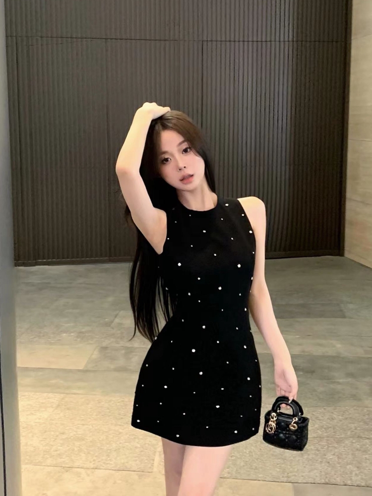 純欲溫柔風吊帶連衣裙女夏季修身無袖短裙黑色收腰小個子a字裙子