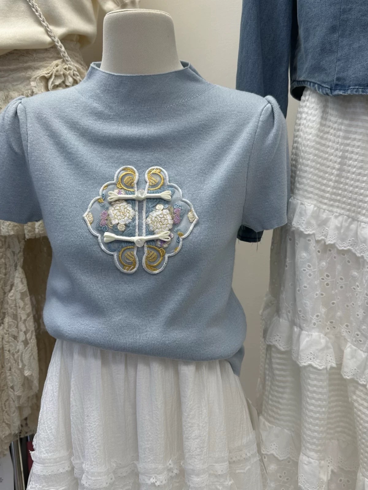 新中式刺繡藍色圓領半高領短袖T恤女春季穿搭高級感別致絕美上衣
