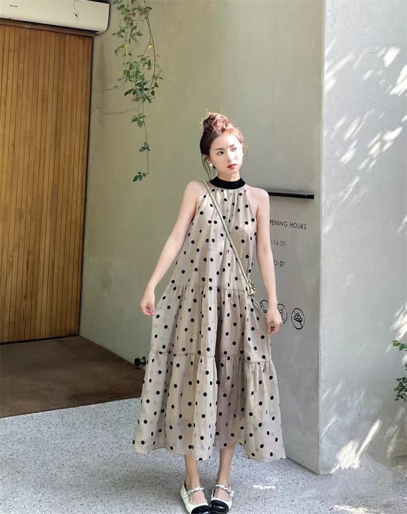 韓版氣質波點掛脖連衣裙女夏季度假風小眾露肩無袖寬鬆長裙