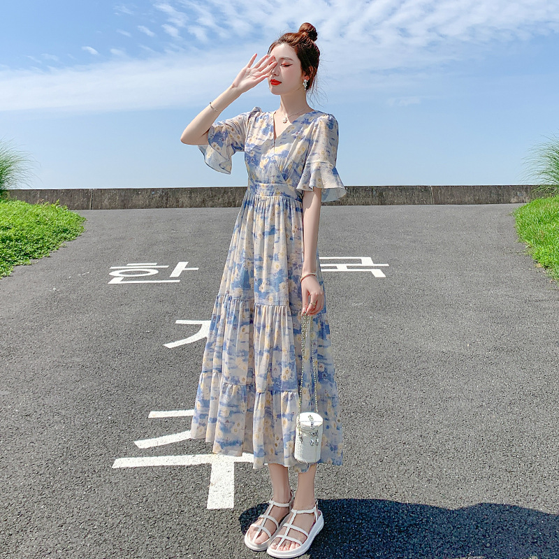 藍色v領碎花雪紡連衣裙女2024夏新款氣質收腰顯瘦茶歇水墨印花裙