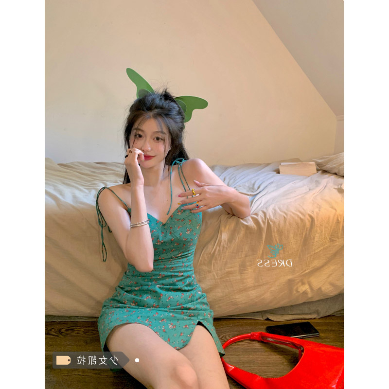 純欲風綠色碎花吊帶連衣裙女2024年夏季新款辣妹開叉包臀短裙裙子