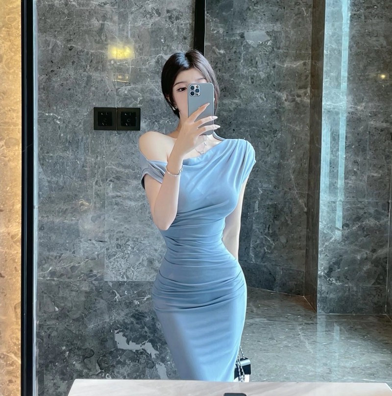 辣妹純欲性感褶皺修身超顯身材顯瘦一字領露肩顯瘦包臀連衣裙女夏