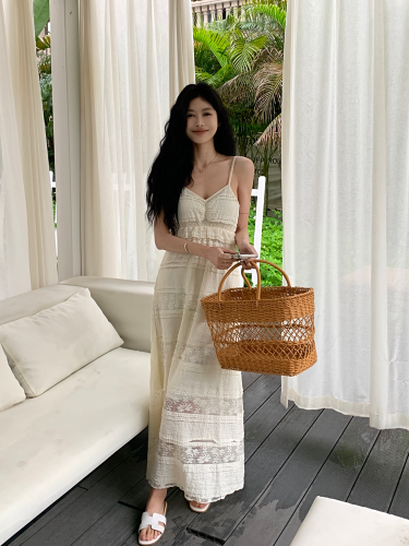 Real shot of new French style V-neck tea break lace suspender dress three-dimensional layered light luxury lace dress