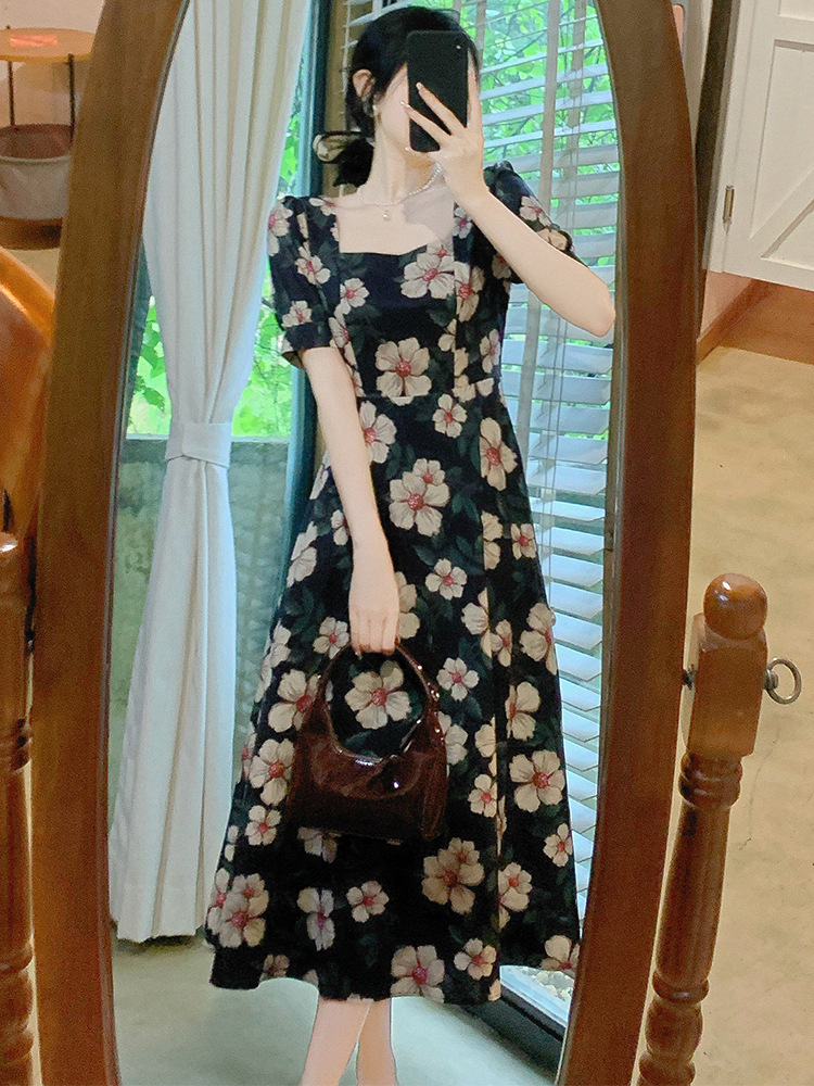 法式復古赫本風氣質名媛女神范高級感黑色方領碎花連衣裙子女夏季