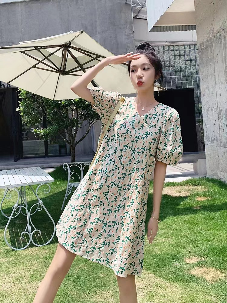 2024 new summer Korean style age-reducing small V-neck loose slimming versatile short-sleeved floral mid-skirt dress for women