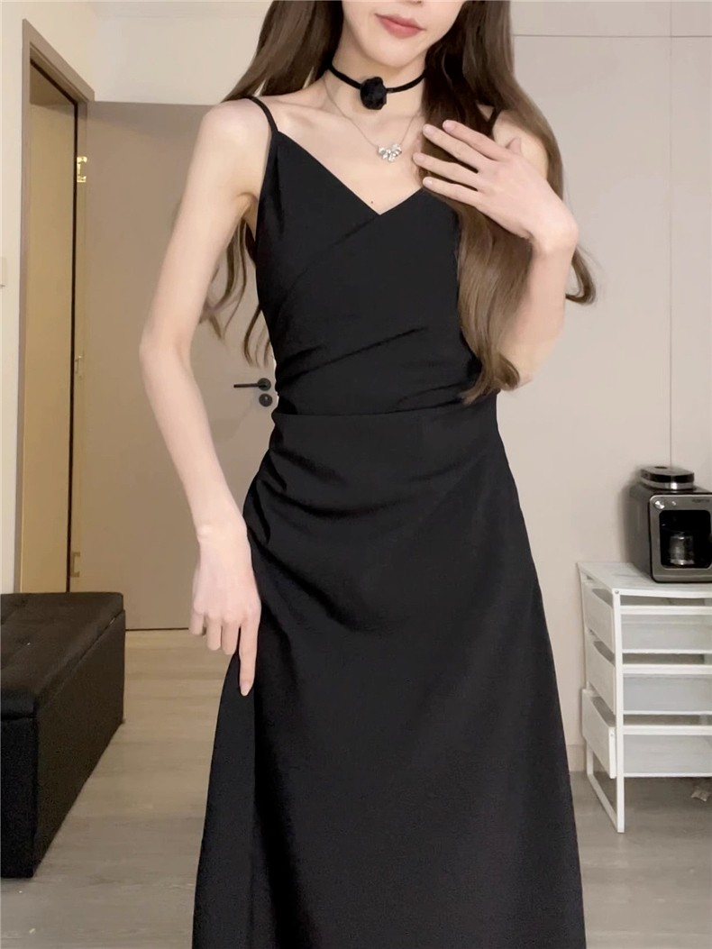 Hepburn black suspender dress for women summer 2024 new high-end waist slimming spring long dress