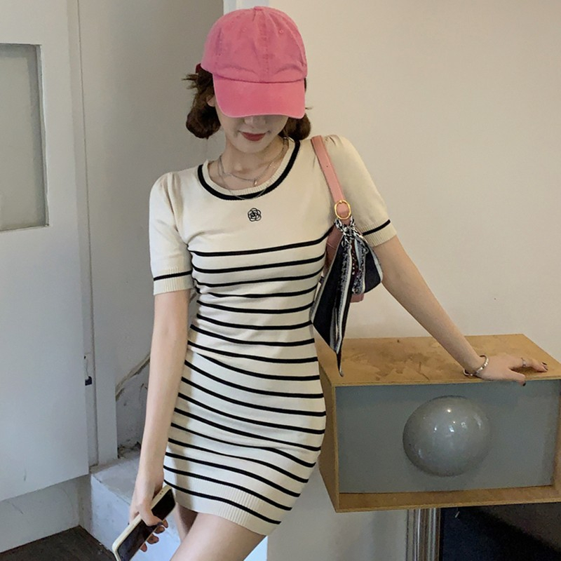 夏款裙子泡泡袖2024修身性感辣妹包臀顯瘦復古條紋針織連衣裙