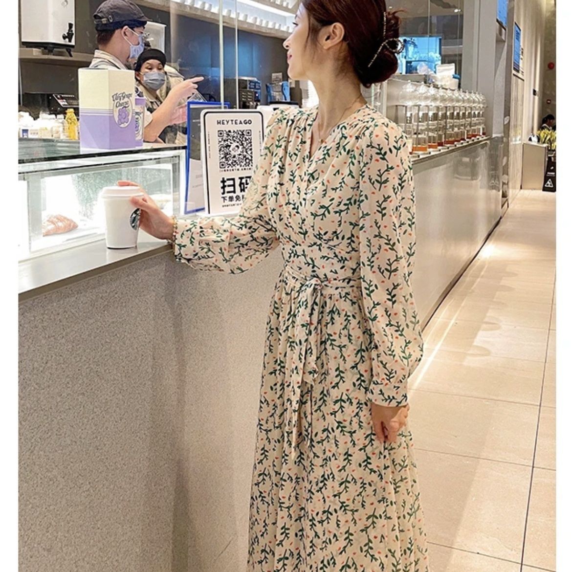 綠色V領碎花長袖連衣裙女2024年春秋季新款收腰顯瘦氣質系帶長裙