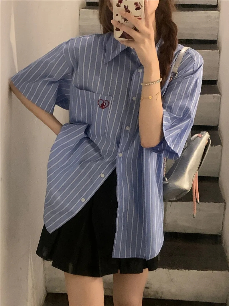 2024夏季藍色豎條紋愛心刺繡短袖襯衫女韓系寬鬆顯瘦襯衣潮上衣