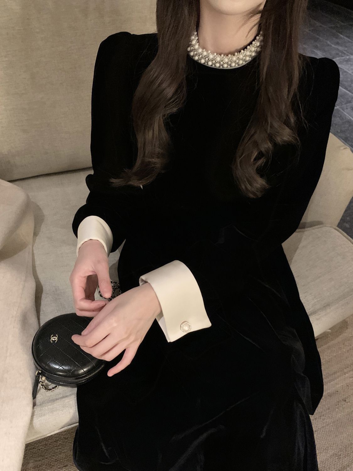 赫本風撞色絲絨連衣裙女2024秋冬季新款高級感氣質顯瘦內搭小黑裙