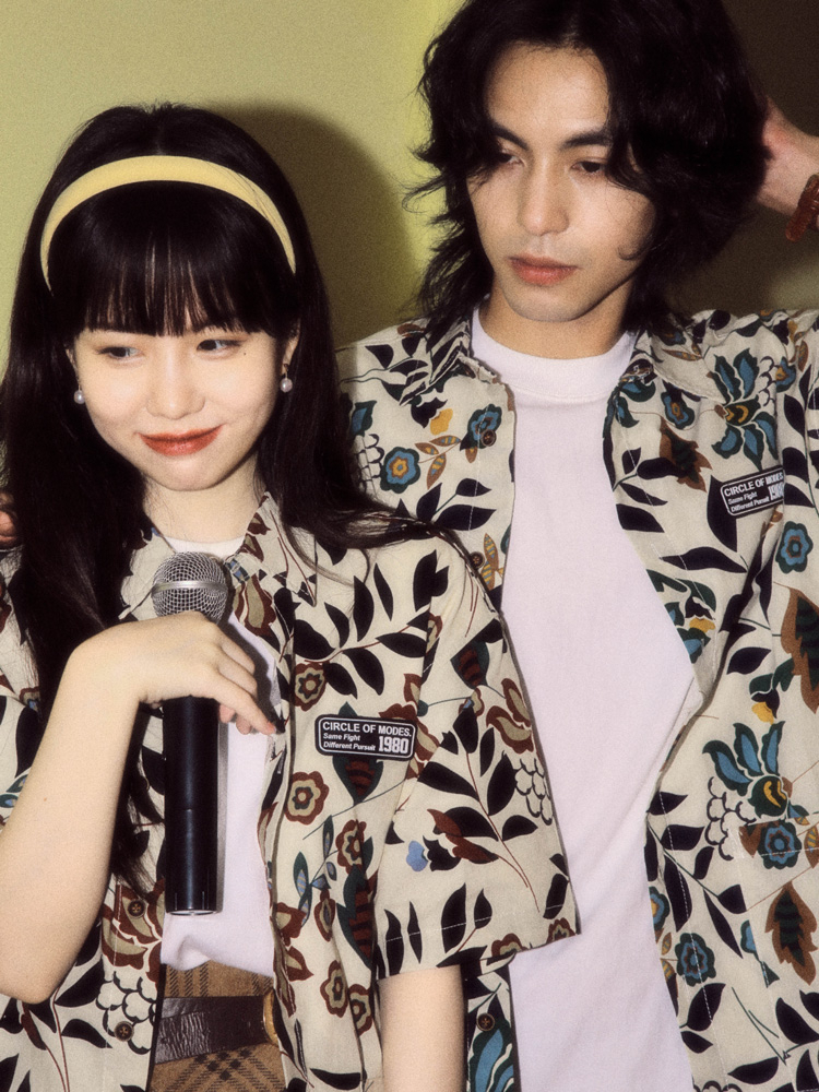 Hawaiian couple's short-sleeved floral shirt still hasn't forgotten to meet to see the yellow leaves in the sky, trendy BF style shirt design