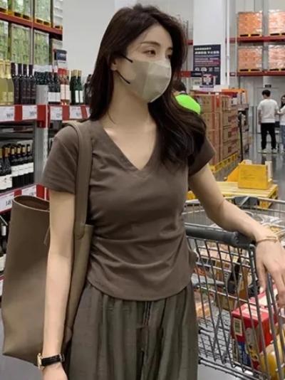 92棉/8氨綸v領正肩短袖t恤女夏季2024款設計感修身辣妹減齡短上衣