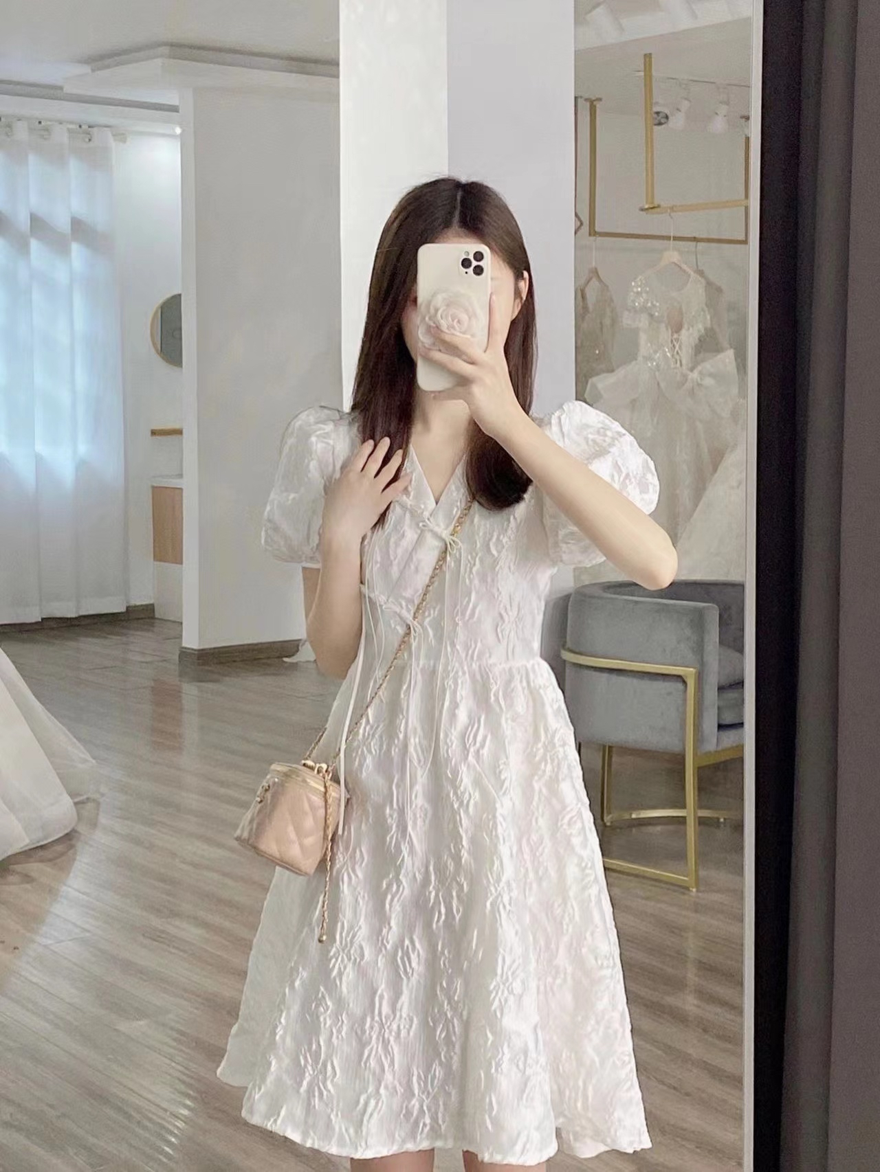 白色v領泡泡袖連衣裙女夏季法式小眾設計高級感小個子茶歇裙子