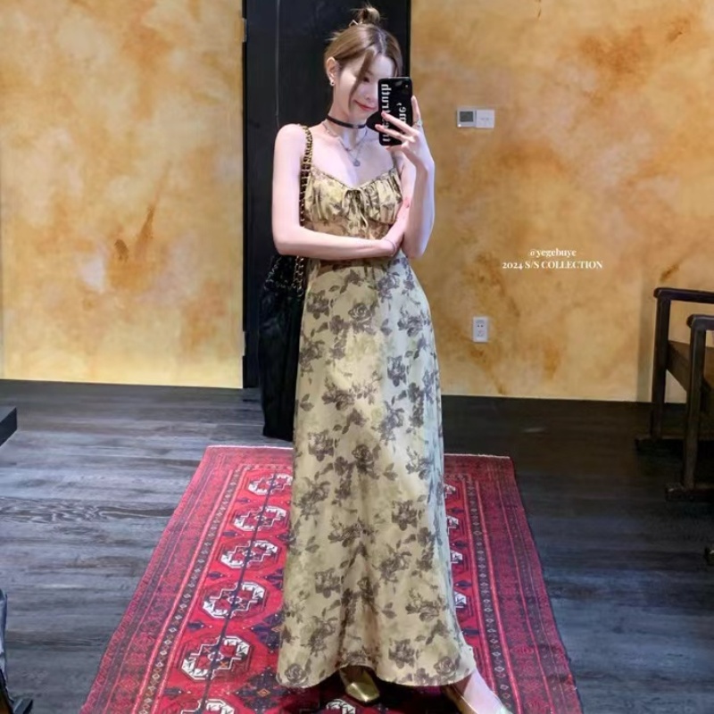 2024夏季新款法式復古印花吊帶連衣裙女春夏新款碎花無袖顯瘦長裙