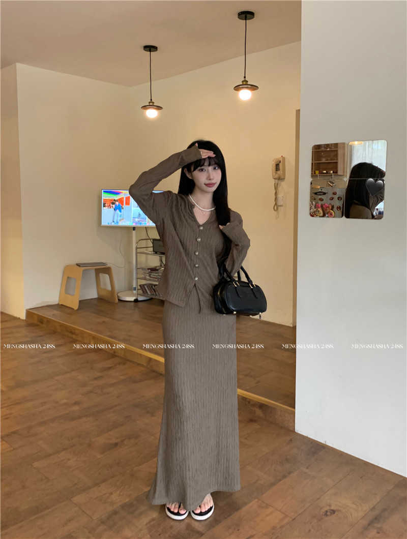 Real shot Korean version of the new design V-neck textured shirt top high-waisted slim skirt two-piece set