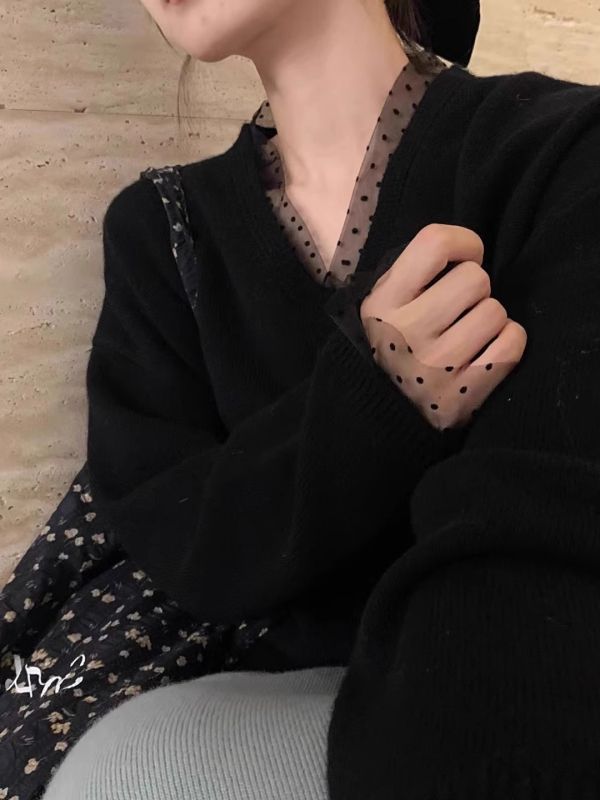 法式高級感波點網紗拼接V領羊絨毛衣女秋冬寬鬆慵懶打底針織衫女