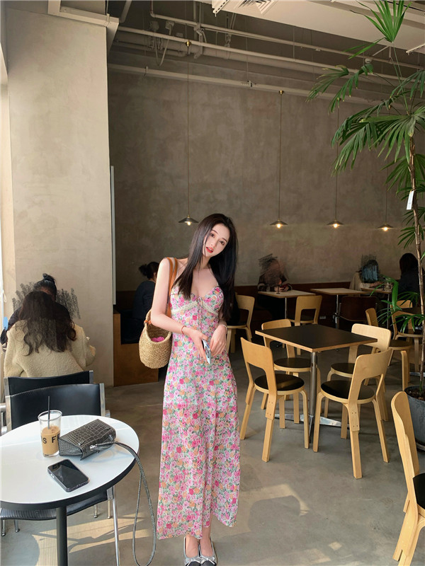 Real shot of French floral suspender lace dress, romantic holiday style V-neck hip-hugging long dress