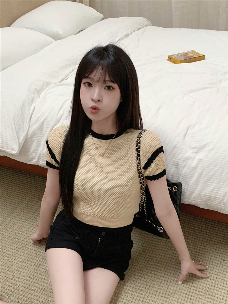 Actual shot of versatile round neck patchwork contrasting color short-sleeved sweater for women, niche chic double-sleeve top