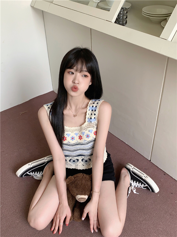 Real shot of retro knitted camisole women's summer new hollow crochet outer wear short sleeveless top