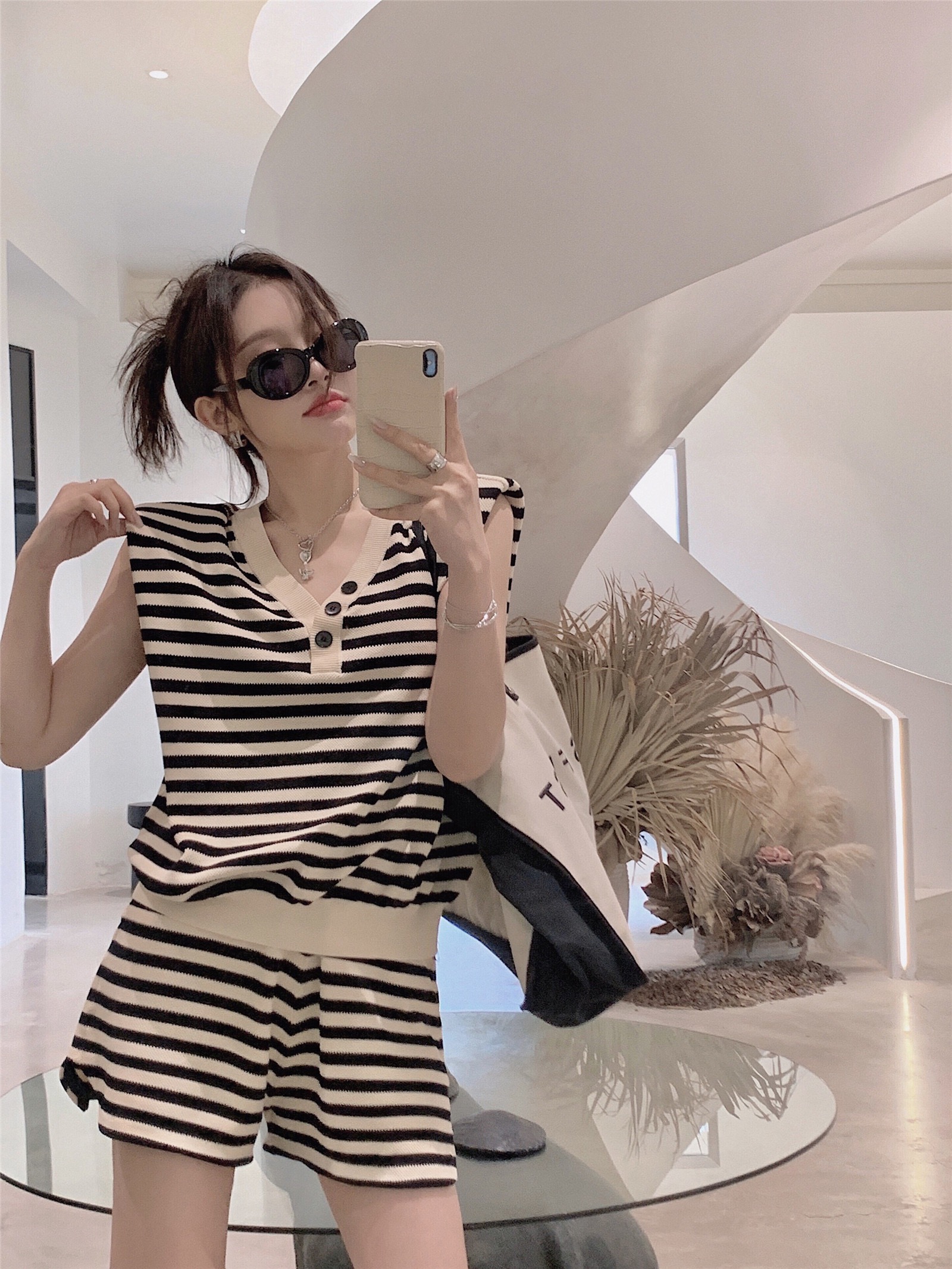 Internet celebrity Xiaoxiangfeng fashionable casual sleeveless top + salt style striped shorts two-piece suit for women summer new style