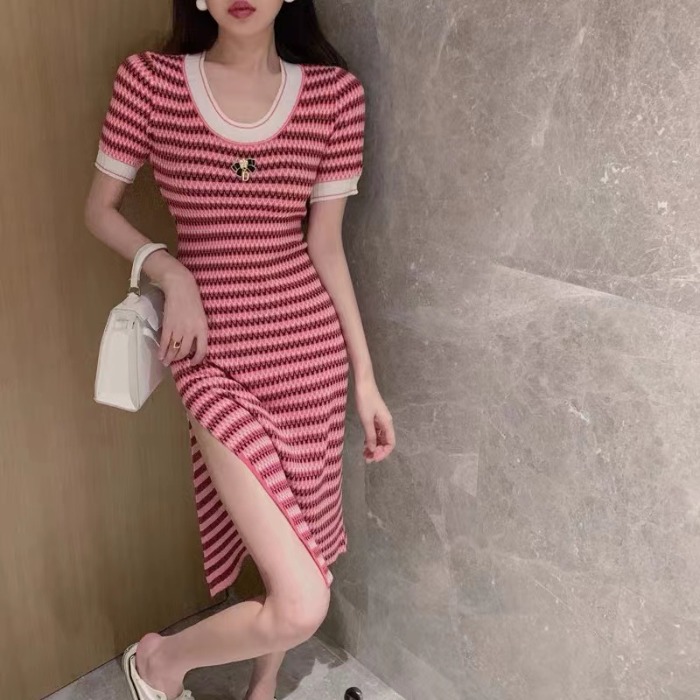 法式小眾別致茶歇條紋針織連衣裙女夏很辣很高級的長裙子