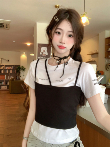 Actual shot of early spring slimming two-piece short T-shirt with letters + sloping shoulder black suspenders