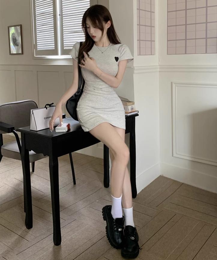 愛心刺繡圓領短袖連衣裙女夏季小個子辣妹褶皺收腰顯瘦包臀短裙子