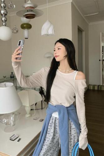 Real shot of early spring sweet one-shoulder long-sleeved one-shoulder T-shirt top for women