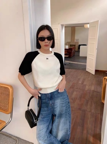 2024 spring new tutu Korean style loose round neck small fragrance black and white color matching short sleeve short knitted top for women