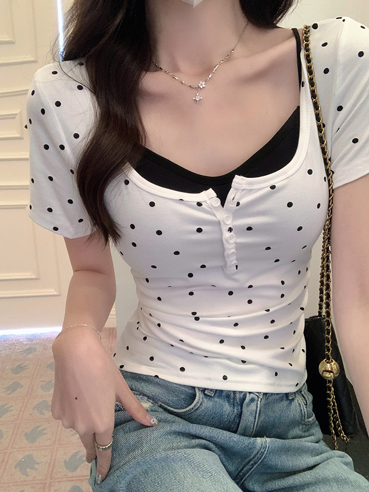 Real shot of polka-dot slim-fitting T-shirt, black and red camisole, fashionable pure lust style layered suit