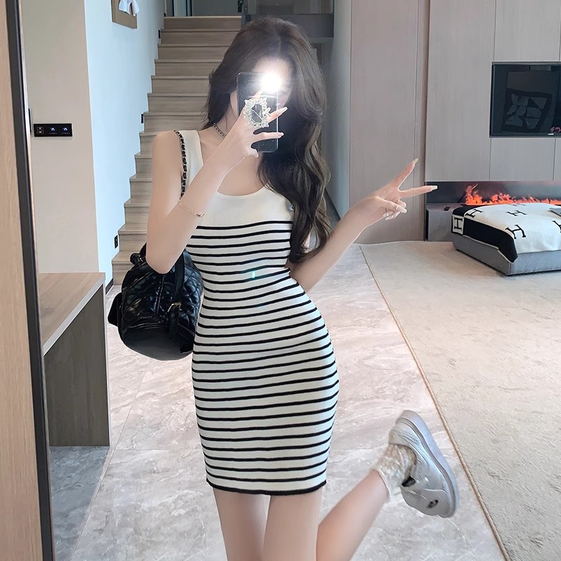 天貓品質設計感條紋無袖裙女夏季氣質U領修身包臀針織連衣裙