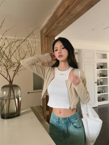 Real shot early spring short hot girl top contrasting color fake two-piece long-sleeved T-shirt