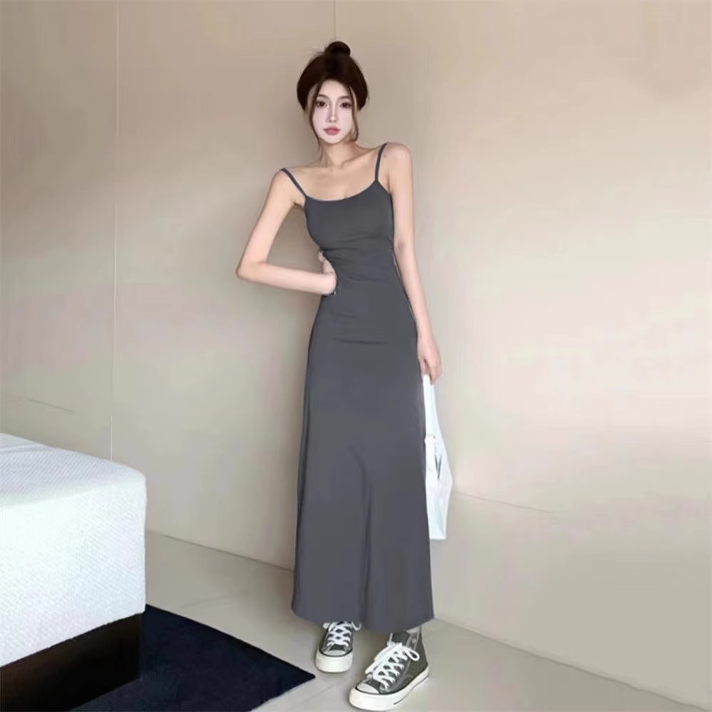 2024早春季赫本風黑色吊帶連衣裙子氣質女裝辣妹性感修身包臀長裙