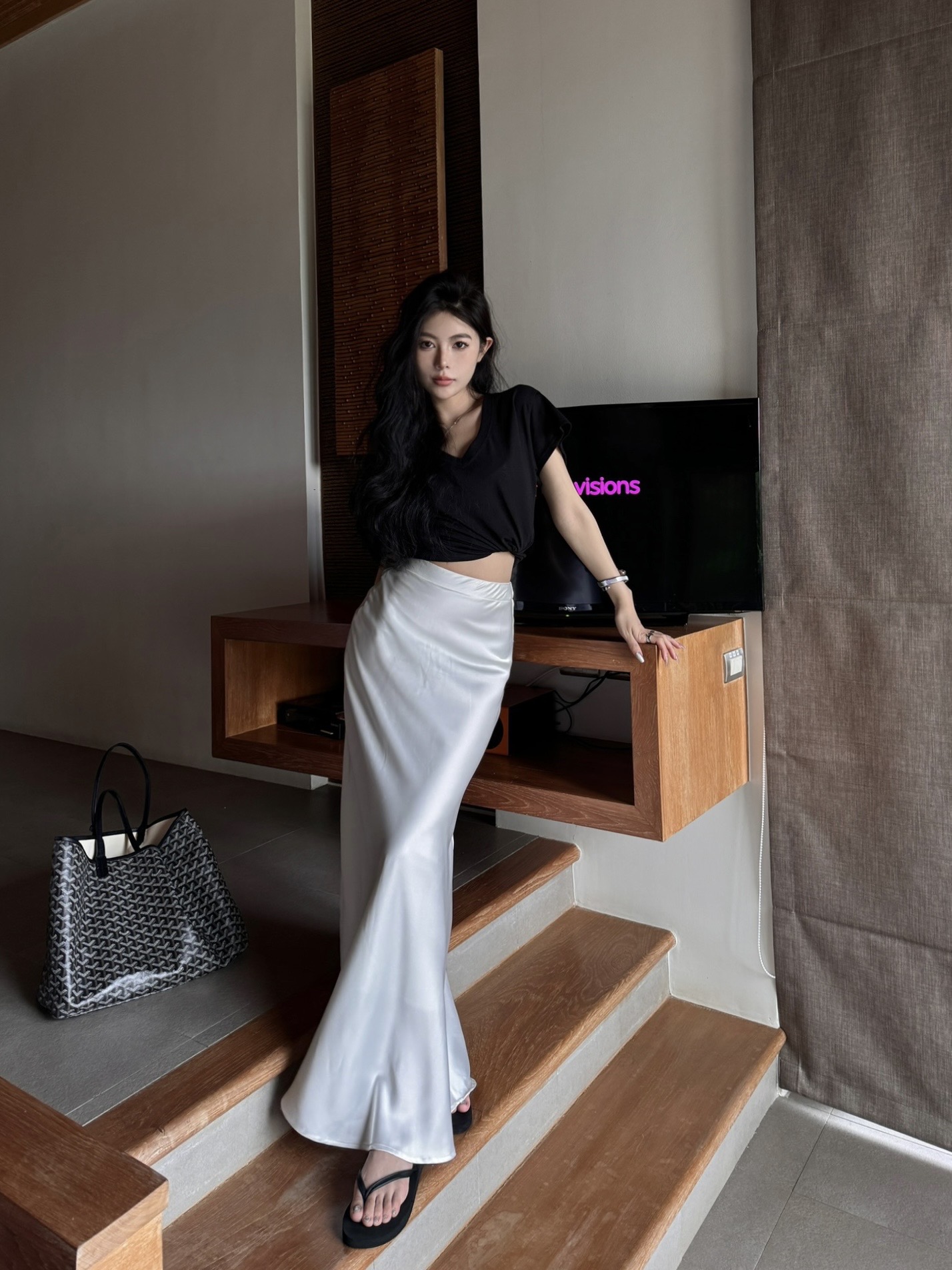 Real shot Simple and versatile basic loose v-neck T-shirt top high-waisted satin drop skirt