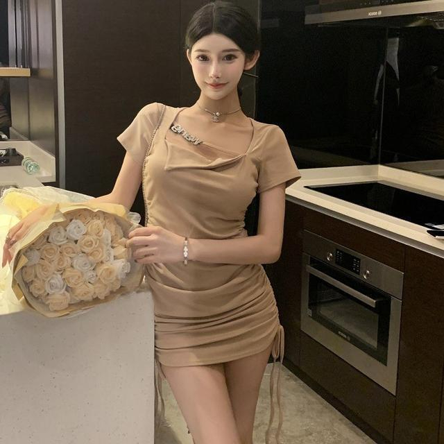 設計感純欲風夏季新品設計感字母鑽扣修身顯瘦閨蜜淑女包臀連衣裙