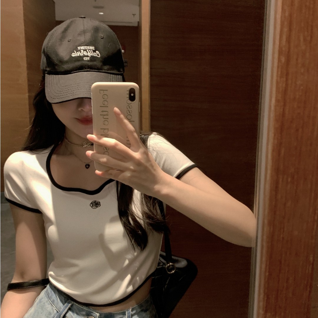 辣妹修身V領針織短袖T恤女白色夏季設計感小眾冰絲撞色短款上衣潮