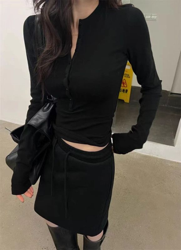 辣妹酒紅色v領長袖內搭打底衫女秋冬純棉修身緊身正肩t恤短款上衣