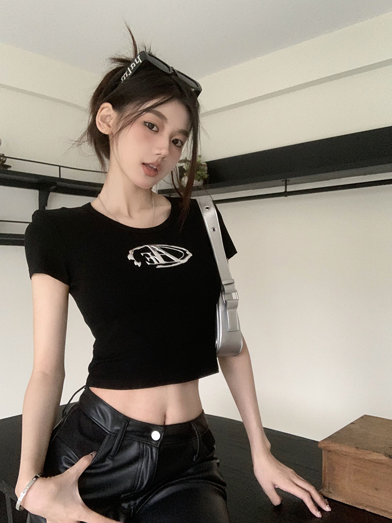 Actual shot of functional style short-sleeved T-shirt design for summer, pure and sweet hottie hollow short top