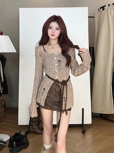 A Maillard-designed open-knee-high-hole-knitted sweater with a sense of design that highlights height