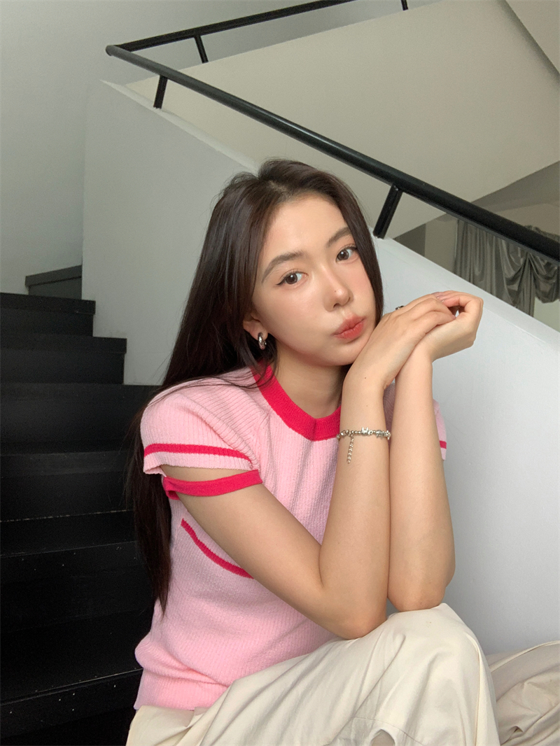 Actual shot of Korean-style pink and tender design, slimming and slimming round neck sweater