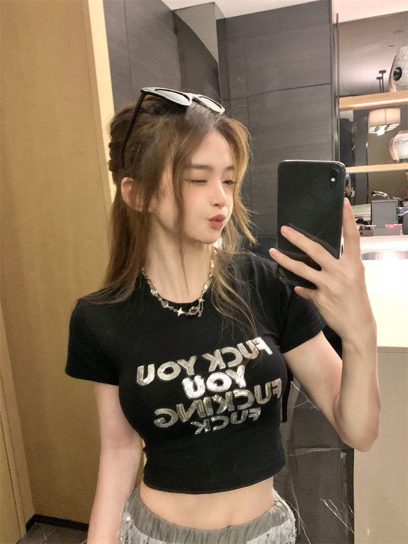 Real shot of retro black tight-fitting short-sleeved T-shirt for women, American hot girl short design, niche right-shoulder slim top