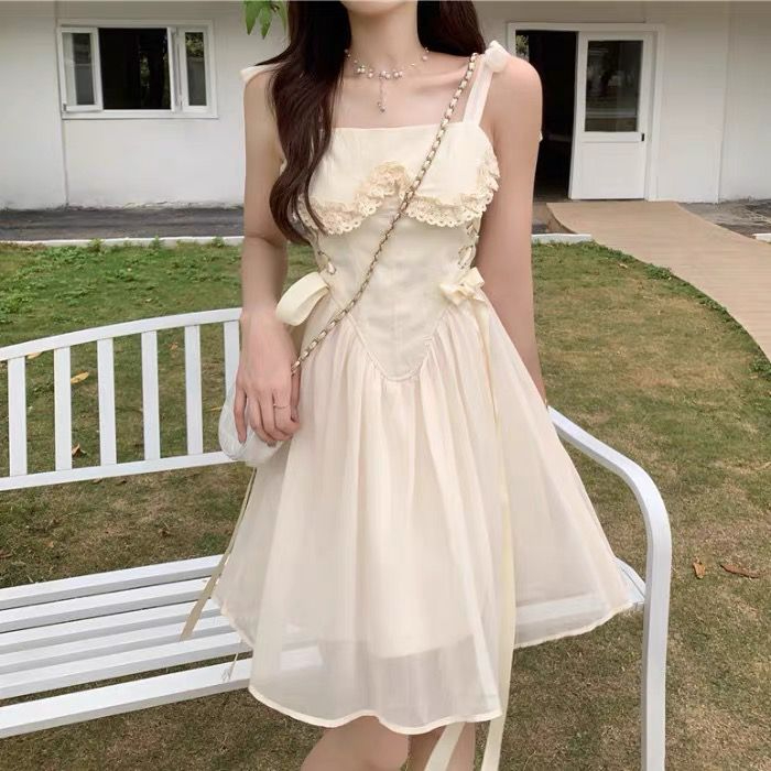 辣妹風杏色吊帶連衣裙女春夏蕾絲拼接重工飄帶一字肩高腰氣質短裙