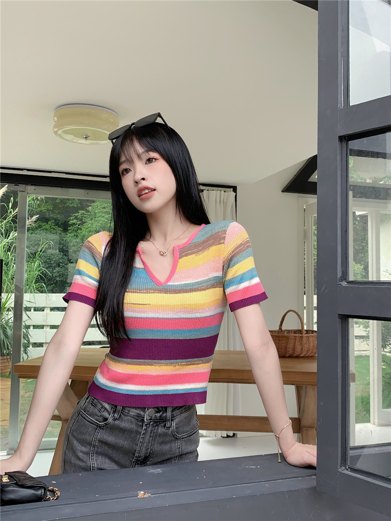 Real shot of careful V-neck rainbow striped slim fit and versatile short-sleeved knitted bottoming shirt for women