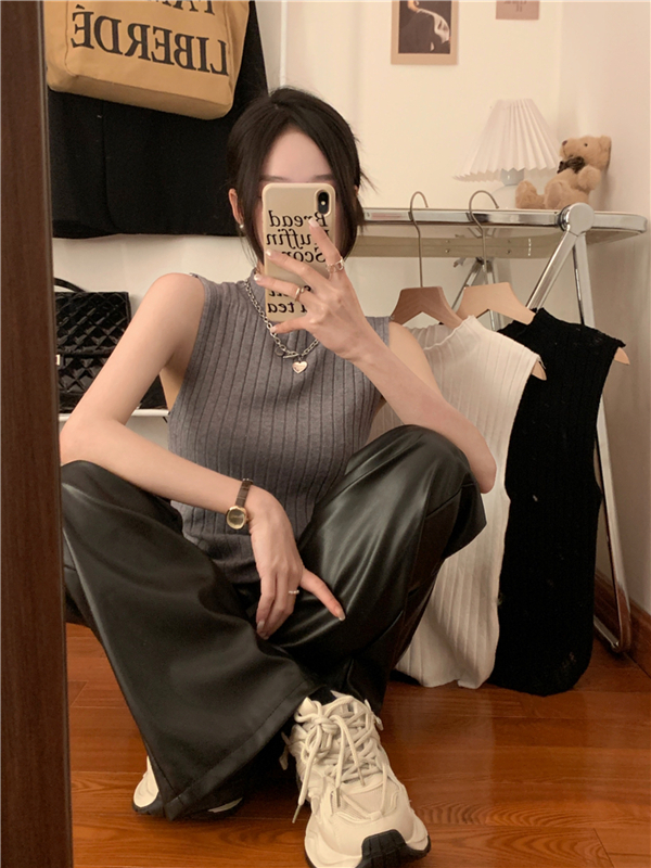 Real shot of half turtleneck sleeveless vest for women in spring, slim-fitting bottoming shirt, gray suit with knitted top underneath