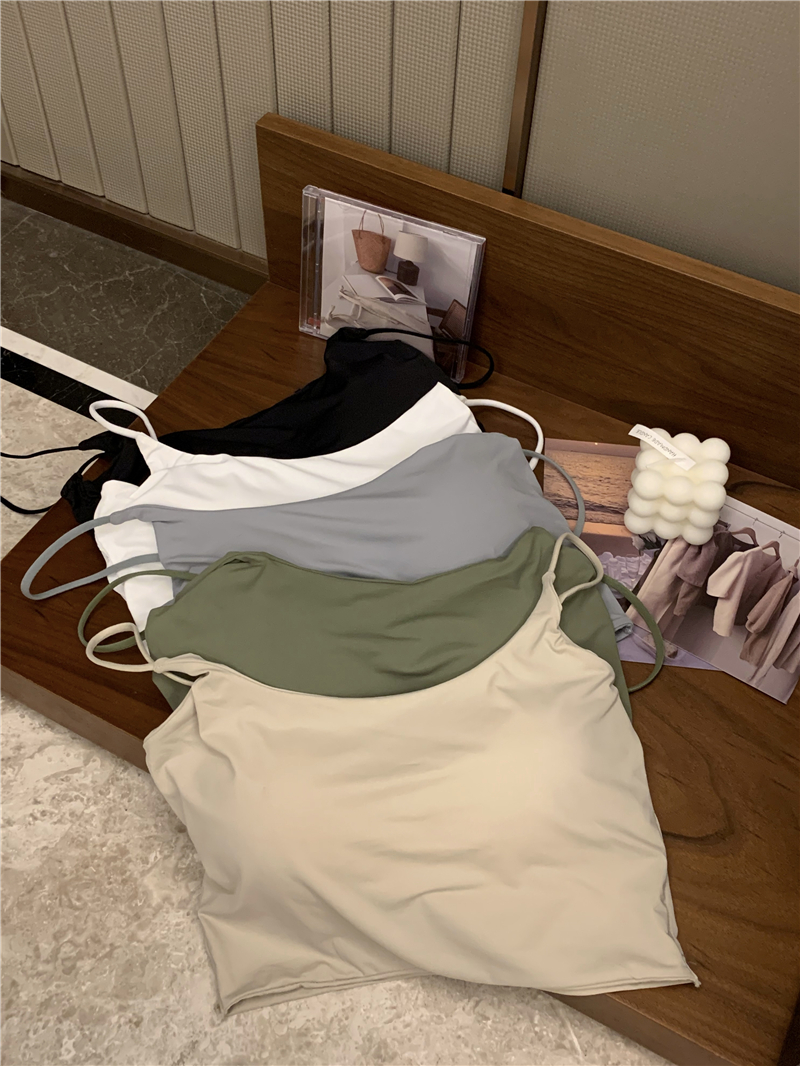 Real shot of seamless and beautiful back all-in-one short camisole top with breast pads, slim fit inner bottoming bra