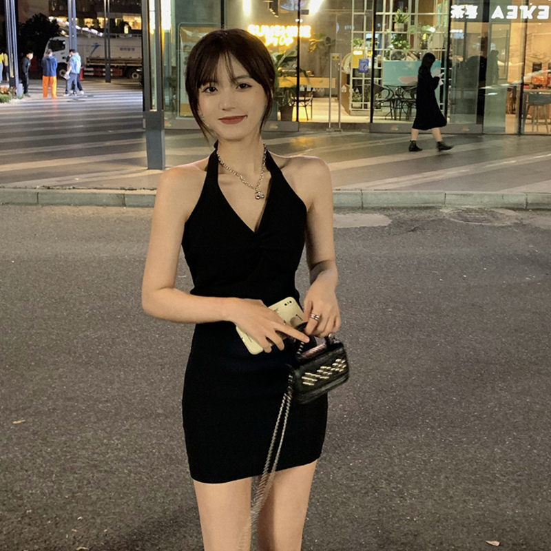 黑色辣妹性感掛脖吊帶2024夏季包臀連衣裙顯瘦小眾設計感v領新款