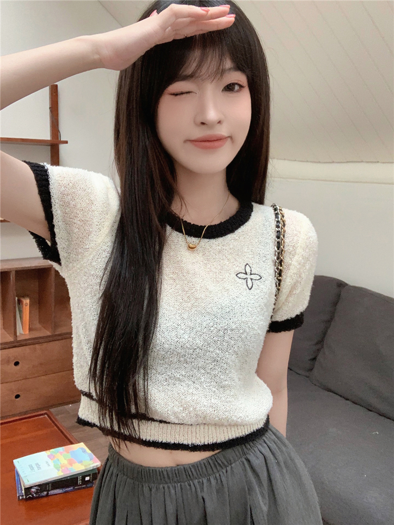 Actual shot of sweet and spicy contrasting round neck versatile high-waisted short-sleeved sweater top for women