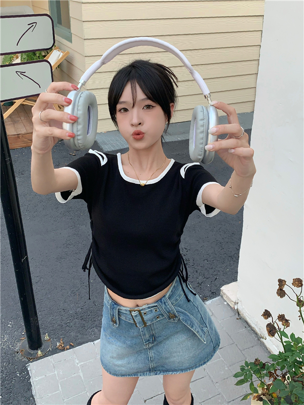 Real shot of chic contrasting hollow drawstring short-sleeved sweater, slim fit and versatile short T-shirt top for women