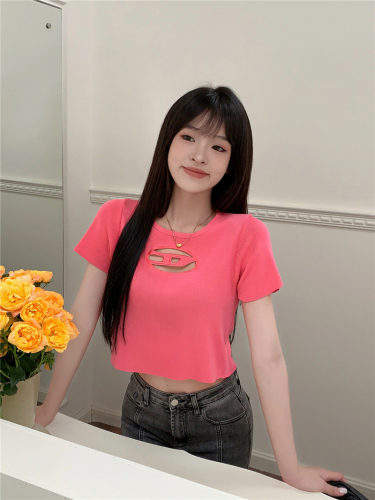 Real shot of a sweet girl wearing a short-sleeved design T-shirt for women, a slim-fitting short knitted bottoming shirt top